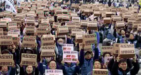 23일 오후 서울 종로구 동십자각 앞에서 열린 &#039;과로사 없는 택배 만들기 시민대행진&#039;에서 택배 노조원들이 구호를 외치고 있는 모습. /사진=뉴시스