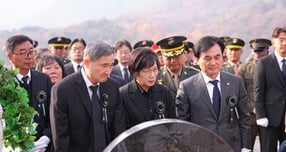 (서울=뉴스1) = 안규백 국방부 장관과 주일석 해병대사령관을 비롯한 유가족들이 23일 대전 현충원에서 열린 제15주년 연평도포격전 전투영웅 추모 및 전승기념행사에서 전사자 묘역을 참배하고 있다. (해병대사령부 제공. 재판매 및 DB금지)  2025.11.23/뉴스1  Copyright © 뉴스1. All rights reserved. 무단 전재 및 재배포,  AI학습 이용 금지. /사진=(서울=뉴스1)