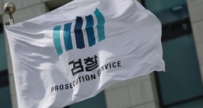 정부가 항명 검사장들에 대한 평검사 전보 등 인사 조치를 하지 않기로 결정한 것으로 알려졌다. 사진은 지난 7월1일 서울 서초구 대검찰청에서 검찰 깃발이 바람에 나부끼는 모습. /사진=뉴시스