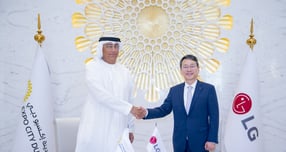 지난 19일 UAE 두바이에서 엑스포시티 두바이 아흐메드 알 카티브(Ahmed Al Khatib) 개발 및 공급 책임자(왼쪽)와 LG전자 조주완 CEO가 &#039;스마트시티 건설을 위한 전략적 파트너십&#039;을 맺었다. /사진=LG전자