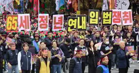 2013년 정치권이 60세 정년 법제화(고령자고용촉진법 개정)를 추진할 당시 첨예하게 맞선 것은 임금 삭감 없는 정년 연장을 요구하는 노동계와 임금체계 개편이 정년 연장의 전제가 돼야 한다고 주장한 경영계였다. 사진은 지난 8일 오후 서울 영등포구 여의대로에서 열린 2025 한국노총 전국노동자대회에서 참석자들이 피켓을 들고 있는 모습. /사진=뉴시스