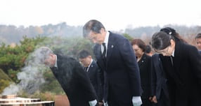 조국 조국혁신당 대표가 장동혁 국민의힘 대표와의 토론에 대해 &quot;시간과 장소를 합의해 빨리 진행하겠다&quot;고 전했다. 사진은 24일 조 대표가 서울 동작구 국립서울현충원에서 당 지도부 및 소속 의원들과 함께 현충탑에 참배하는 모습. /사진=뉴스