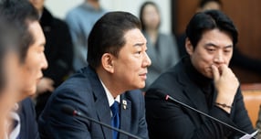 김병기 더불어민주당 대표가 당 최고위원회의에서 &quot;내란전담재판부 설치를 포함한 사법개혁을 차질없이 추진하겠다&quot;고 전했다. 사진은 지난 21일 김 원내대표가 서울 여의도 국회에서 열린 당 최고위원회의에서 발언하는 모습. /사진=뉴스