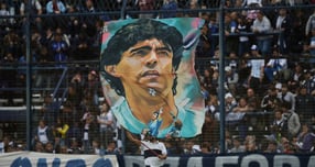 디에고 마라도나가 60세 나이로 세상을 떠났다. 사진은 마라도나의 사망을 추모하는 아르헨티나 축구팬의 모습. /사진=로이터 