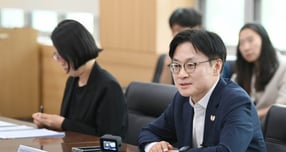지난 9월 19일 울산 남구 석유화학산업단지에서 열린 &#039;울산 석유화학기업 사업재편 간담회&#039;를 주재하고 있는 김정관 산업통상자원부 장관. /사진=뉴스