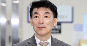 김용현 전 국방부 장관의 변호인 이하상, 권우현 변호사가 다시 감치 처분을 받을 것으로 보인다. 사진은 지난 6월25일 이 변호사가 서울 서초구 서울중앙지방법원에서 열린 김 전 장관의 구속영장 심문기일에 출석하고 있는 모습. /사진=뉴시스