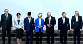 주요 20개국 정상회의에서 일본과 중국 정상의 만남이 불발되면서 중일갈등이 장기화 될 것이란 분석이 나왔다. 사진은 지난 23일(현지시각) 남아프리카공화국에서 열린 주요 20개국 정상회의에 참석한 다카이치 사나에 일본 총리(왼쪽에서 두 번째)와 리창 중국 국무원 총리(오른쪽에서 두 번째). /사진=로이터 