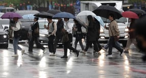 전국이 대체로 흐린 가운데 대부분 지역에 비가 내리며 강원북부 및 전북-제주 산지에는 적설도 전망된다. 사진은 지난 4월22일 서울 종로구 세종대로 사거리에서 우산을 쓴 시민들이 발걸음을 재촉하는 모습. /사진=뉴시스