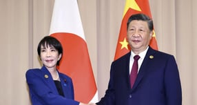 다카이치 사나에 일본 총리가 G20 정상회의에 중국어 통역을 동행시키지 않은 사실이 알려졌다. 사진은 다카이치 총리와 시진핑 중국 국가주석이 지난달 31일 경주 아시아태평양경제협력체(APEC) 정상회의를 계기로 열린 중일 정상회담에서 악수를 나누고 있는 모습. /사진=로이터