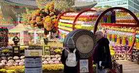 한국 관광이 단순히 보는 관광에서 벗어나 &#039;머무는 체험&#039;으로 변화하고 있다. 사진은 지난 21일 오후 서울 종로구 조계사에 있는 &#039;발원의 북&#039;을 울리는 외국인 부부의 모습. /사진=김다솜 기자