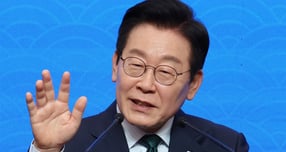 이재명 대통령이 24일 자신의 페이스북에 &quot;배드민턴 황제 안세영 선수의 시즌 10승을 축하한다&quot;고 적었다. 사진은 지난 23일(현지시각) 남아프리카공화국 요하네스버그 한 호텔에서 열린 동포 오찬 간담회에서 인사말을 하는 모습. /사진=뉴시스