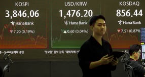 24일 서울 중구 하나은행 딜링룸에서 직원들이 업무를 보고 있다. 이날 코스피는 전 거래일(3853.26)보다 7.20포인트(0.19%) 내린 3846.06에, 코스닥 지수는 전 거래일(863.95)보다 7.51포인트(0.87%) 하락한 856.44에 거래를 마쳤다/사진=뉴시스