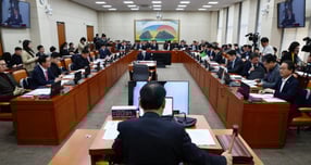 STO 제도화 입법안이 24일 국회 상임위원회 법안소위를 통과했다. 사진은 24일 오전 서울 여의도 국회에서 정무위원회 전체회의. /사진=뉴시스