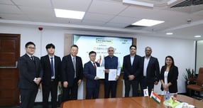 NH농협캐피탈이 인도 여신전문금융사 IFFCO Kisan Finance Limited(IKFL)에 최대 100억 원 규모의 추가 지분투자 계약을 체결했다고 24일 밝혔다. 사진은 석승열 NH농협캐피탈 상무(왼쪽 네 번째)와 Ranjan Sharma IKFL 대표이사(왼쪽 다섯 번째)가 현지 면담을 마친 뒤 기념촬영을 하고 있는 모습./사진=NH농협캐피탈 