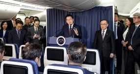 이재명 대통령이 압델 파타 알시시 이집트 대통령과 정상회담을 나누는 과정에서 카이로 공항 확장 공사를 한국기업이 맡는 방안에 대해 제안 받았다고 전했다. 사진은 지난 23일(현지시각) 이 대통령이 튀르키예 앙카라로 향하는 공군 1호기에서 기자간담회를 하는 모습. /사진=뉴시스