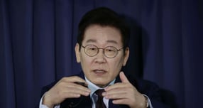 이재명 대통령이 남북 관계와 관련해 &quot;끊임 없이 노력해 바늘구멍이라도 뚫어야 한다&quot;며 관계개선 의지를 강조했다. 사진은 지난 23일(현지시각) 이 대통령이 튀르키예 앙카라로 향하는 공군 1호기에서 간담회를 하는 모습. /사진=뉴시스