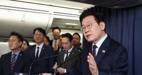 이재명 대통령이 &quot;남북 간의 평화체제가 확고하게 구축되면 한미연합훈련을 안 하는 게 바람직하다&quot;고 밝혔다. 사진은 지난 23일(현지시각) 이 대통령이 튀르키예 앙카라로 향하는 공군 1호기에서 열린 간담회에서 질문에 답변하는 모습. /사진=뉴시스