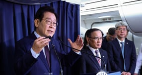 이재명 대통령이 24일 자신의 페이스북에 &quot; 2028년 G20 정상회의 의장국을 맡게 되어 막중한 책임감을 느낀다.  철저히 준비해 나가겠다&quot;고 게재했다. 사진은 지난 23일(현지시각) 이 대통령이 튀르키예 앙카라로 향하는 공군 1호기에서 열린 기자 간담회에서 질의에 답하는 모습. /사진=뉴시스