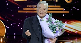 배우 이순재가 별세했다. 향년 90세. 사진은 배우 이순재가 지난해 KBS 2TV에서 방송된 &#039;2024 KBS 연기대상&#039;에서 대상을 받은 뒤 포즈를 취하는 모습. /사진=스타뉴스(KBS 제공)