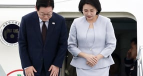 튀르키예에서 이튿날을 맞이한 이재명 대통령이 25일(이하 현지시각) 한국전 참전기념탑 헌화와 재외동포 오찬 간담회 후 귀국길에 오른다. 사진은 지난 24일(현지시각) 이 대통령과 김혜경 여사가 앙카라 에센보아 국제공항에 도착 후 인사하는 모습. /사진=뉴시스