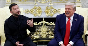 미국과 우크라이나가 19개항으로 구성된 새로운 평화안을 작성했다. 다만 민감 사안은 양국 대통령이 직접 결정할 예정이다. 사진은 지난 8월18일(현지시각) 미국 워싱턴D.C 백악관에서 만난 도널드 트럼프 미국 대통령(오른쪽)과 볼로디미르 젤렌스키 우크라이나 대통령의 모습. /사진=로이터