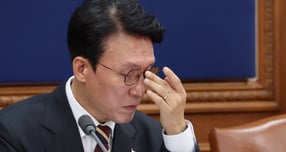 김민석 국무총리가 25일 국무회의에서 &quot;내란 심판과 정리에는 어떤 타협, 지연도 있어선 안 된다&quot;고 전했다. 사진은 25일 김 총리가 서울 종로구 정부서울청사에서 열린 제51회 국무회의에서 부처 업무보고를 듣는 모습. /사진=뉴시스