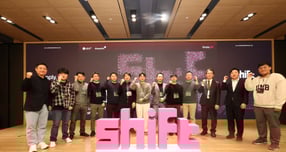 LG유플러스가 기술 경쟁력을 갖춘 국내 AI 스타트업의 성장과 글로벌 진출을 지원한다. 홍범식 대표(왼쪽)이 쉬프트 2기에 선발된 스타트업 대표와 기념사진을 촬영하는 모습.