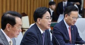 송언석 국민의힘 원내대표가 산업 현장 혼선이 커지고 있다며 노란봉투법 전면 철회를 요구했다. 사진은 25일 송 원내대표(가운데)가 서울 여의도 국회에서 열린 국민의힘 원내대책회의에서 발언한 모습. /사진=뉴스