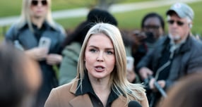 미국 백악관이 H-1B 비자로 유입된 외국인이 미국인 일자리를 대체하는 것 아니냐는 우려를 부정했다. 사진은 캐롤라인 레빗 백악관 대변인이 지난 24일(현지시각) 미국 워싱턴D.C 백악관에서 기자들과 대화한 모습. /사진=로이터