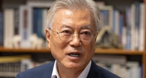 전 사위 급여 관련 뇌물수수 혐의를 받는 문재인 전 대통령 측이 &quot;검찰의 트럭 기소&quot;라고 지적했다. 사진은 문 전 대통령이 지난 8월7일 경남 양산시 평산마을 사저에서 정청래 더불어민주당 대표와 대화하고 있는 모습. /사진=뉴시스(더불어민주당 제공)