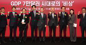 대한민국이 1인당 국내총생산(GDP) 7만달러 시대를 향해 나아가기 위해서는 사회·정치·경제 전반의 대대적 혁신이 요구되는 가운데 정년 연장 문제는 더 이상 미룰 수 없는 핵심 과제로 꼽힌다. 사진은 김형기 머니S 대표이사(왼쪽부터), 이경구 김앤장 변호사, 윤만호 EY한영 화장, 박성훈 국민의힘 의원, 홍선근 머니S 회장, 홍성국 더불어민주당 전 최고위원, 김화진 미시간대 로스쿨 석좌교수, 이예빈 머니S 기자, 오병상 머니S 상임고문이 25일 서울 영등포구 여의도 콘래드서울에서 열린 머니S 주최 &#039;어센드 코리아 7&#039; 포럼에서 기념촬영을 하고 있는 모습. /사진=장동규 기자(머니S)