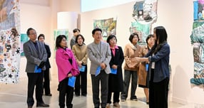 김동근 의정부시장(가운데)이 &#039;도서관 속 작업실Ⅳ&#039; 개막식 참석자들과 전시된 작품을 관람하고 있다./사진제공=의정부시