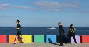 오는 26일 맑은 하늘과 쌀쌀한 날씨가 예상된다. 사진은 지난 22일 제주시 무지개해안도로를 산책 중인 시민들. /사진=뉴스