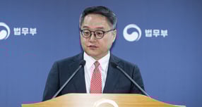 정부가 국제투자분쟁(ISDS) 소송에 사용된 74억원을 지급할 것을 론스타 측에 요청했다. 사진은 지난 19일 경기 과천시 중앙동 정부과천청사 내 법무부 청사에서 론스타 ISDS 취소 결정 선고 관련 브리핑을 한 정홍식 법무부 국제법무국장의 모습. /사진=뉴스1 