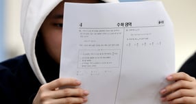 대학수학능력시험 출제 기관인 한국교육과정평가원(평가원)이 2026학년도 대학수학능력시험(수능)에 논란 문항에 대해 오류가 없다고 판정했다. 사진은 지난 14일 대구 수성구 정화여자고등학교 3학년 교실에서 수험생들이 전날(13일) 치른 2026학년도 대학수학능력시험 가채점을 한 모습. /사진=뉴시스
