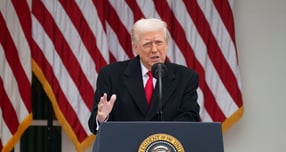 도널드 트럼프 미국 대통령이 러시아와 우크라이나 전쟁 종식을 위한 평화안 합의가 매우 가까워졌다고 밝혔다. 사진은 지난 25일(현지시각) 트럼프 대통령이 미국 워싱턴D.C 백악관에서 추수감사절 칠면조 사면식에 참석해 연설한 모습. /사진=로이터