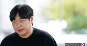 불법 도박 혐의를 받는 개그맨 이진호가 경찰의 보완 수사 후 다시 검찰에 송치됐다. 사진은 불법 도박 혐의를 받는 개그맨 이진호가 지난해 서울 강남구 대치동 강남경찰서에 피의자 신분으로 출석하는 모습. /사진=임한별기자