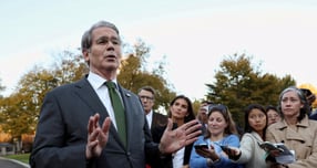 스콧 베선트 미 재무장관이 제롬 파월 연방준비제도(Fed·연준) 의장 후임자 인선에 대해 막바지 절차가 진행 중이라고 밝혔다. 사진은 베선트 장관(왼쪽)이 지난 5일(현지시각) 미국 워싱턴D.C 백악관에서 기자들과 대화한 모습. /사진=로이터