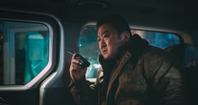 영화 &#039;범죄도시&#039;에서 배우 마동석 역할의 모델로 알려진 경찰관이 음주운전으로 사고를 낸 것으로 확인됐다. 사진은 영화 &#039;범죄도시&#039; 속 배우 마동석. /사진=에이비오엔터테인먼트, 플러스엠 엔터테인먼트 제공