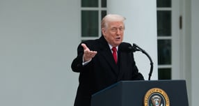 도널드 트럼프 미국 대통령이 러시아-우크라이나 전쟁 종식 평화안 합의를 위해 러시아에 특사를 급파하겠다고 전했다. 사진은 트럼프 대통령이 지난 25일(현지시각) 미국 워싱턴D.C 백악관에서 열린 추수감사절 칠면조 사면식에 참석한 트럼프 대통령이 연설한 모습. /사진=로이터 