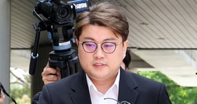 가수 김호중이 12·3 비상계엄 당시 국군방첩사 요원들 사이에서 방송인 김어준과 오인된 해프닝이 드러났다. 사진은 지난해 5월 서울중앙지방법원에 출석한 음주 운전 뺑소니 등의 혐의로 구속 영장이 청구된 트로트 가수 김호중. /사진=머니투데이