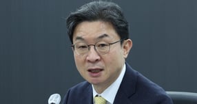 이억원 금융위원장이 150조원 국민성장펀드에 이어 5조원 규모의 스케일업펀드와 2조원 수준의 세컨더리펀드를 추가 조성하겠다고 26일 밝혔다. 사진은 지난 20일 오전 서울 중구 여신금융협회에서 발언하는 이 원장. /사진=뉴시스