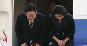 이재명 대통령이 주요20개국(G20) 계기 아프리카·중동 4개국 순방을 마치고 귀국했다. 사진은 26일 순방 일정을 마무리한 이 대통령과 김혜경 여사가 경기 성남시 서울공항을 통해 귀국한 모습. /사진=뉴스