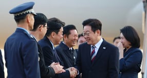 이재명 대통령이 G20 계기 아프리카·중동 순방을 끝으로 올해 다자 외교를 마무리했다. 사진은 26일 이 대통령이 경기 성남공항에 도착해 강훈식 비서실장과 악수하는 모습. /사진=뉴시스