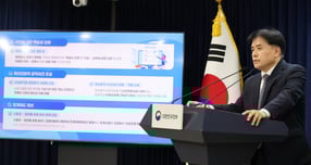 정부가 공무원 복종 의무를 상관의 지휘·감독에 따를 의무로 변경하는  국가공무원법 개정안의 입법을 예고했다. 사진은 지난 25일 박용수 인사혁신처 차장이 서울 종로구 정부서울청사에서 국가공무원법 개정안 입법예고 브리핑을 하는 모습. /사진=뉴시스