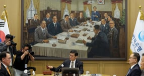 이창용 한국은행 총재가 지난 10월23일 오전 서울 중구 한국은행 본관에서 열린 금융통화위원회 본회의에서 의사봉을 두드리고 있다./사진=뉴스