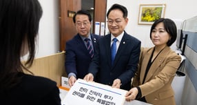 더불어민주당이 26일 대미투자특별법을 발의했다. 사진은 26일 허영 더불어민주당 원내정책수석부대표(가운데)와 문금주, 백승아 원내부대표가 서울 여의도 국회 의안과에 한미 전략적 투자관리를 위한 특별법안을 제출하는 모습. /사진=뉴스