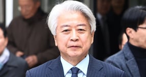 불법 정치자금 6000만원을 받은 혐의로 재판에 넘겨진 노웅래 전 더불어민주당 의원이 1심에서 무죄를 선고받았다. 사진은 사업가로부터 6000만원의 불법 정치자금 수수 혐의를 받는 노 전 의원이 26일 오전 서울 서초구 서울중앙지방법원에서 열린 1심 선고 공판을 마치고 나오는 모습. /사진=뉴스