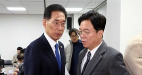 더불어민주당과 정부가 임금체불 근절을 위해 법정형을 3년 이하 징역에서 5년 이하 징역으로 상향하는 법 개정을 연내 추진한다.  사진은 26일 김주영 국회 기후에너지환경노동위원회 더불어민당 간사(왼쪽)와 김영훈 고용노동부 장관이 서울 여의도 국회에서 열린 당정협의회에서 대화하는 모습. 있다. /사진=뉴시스