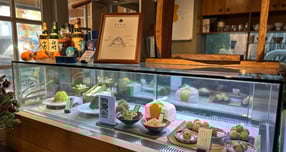 넷플릭스 예능프로그램 &#039;흑백요리사 2&#039; 출연진이 공개되면서 이와 관련된 식당에 대한 관심도 커지고 있다. 사진은 예고편에 등장한 신동민 셰프가 운영하는 &#039;당옥&#039;의 쇼케이스. /사진=다이어리알